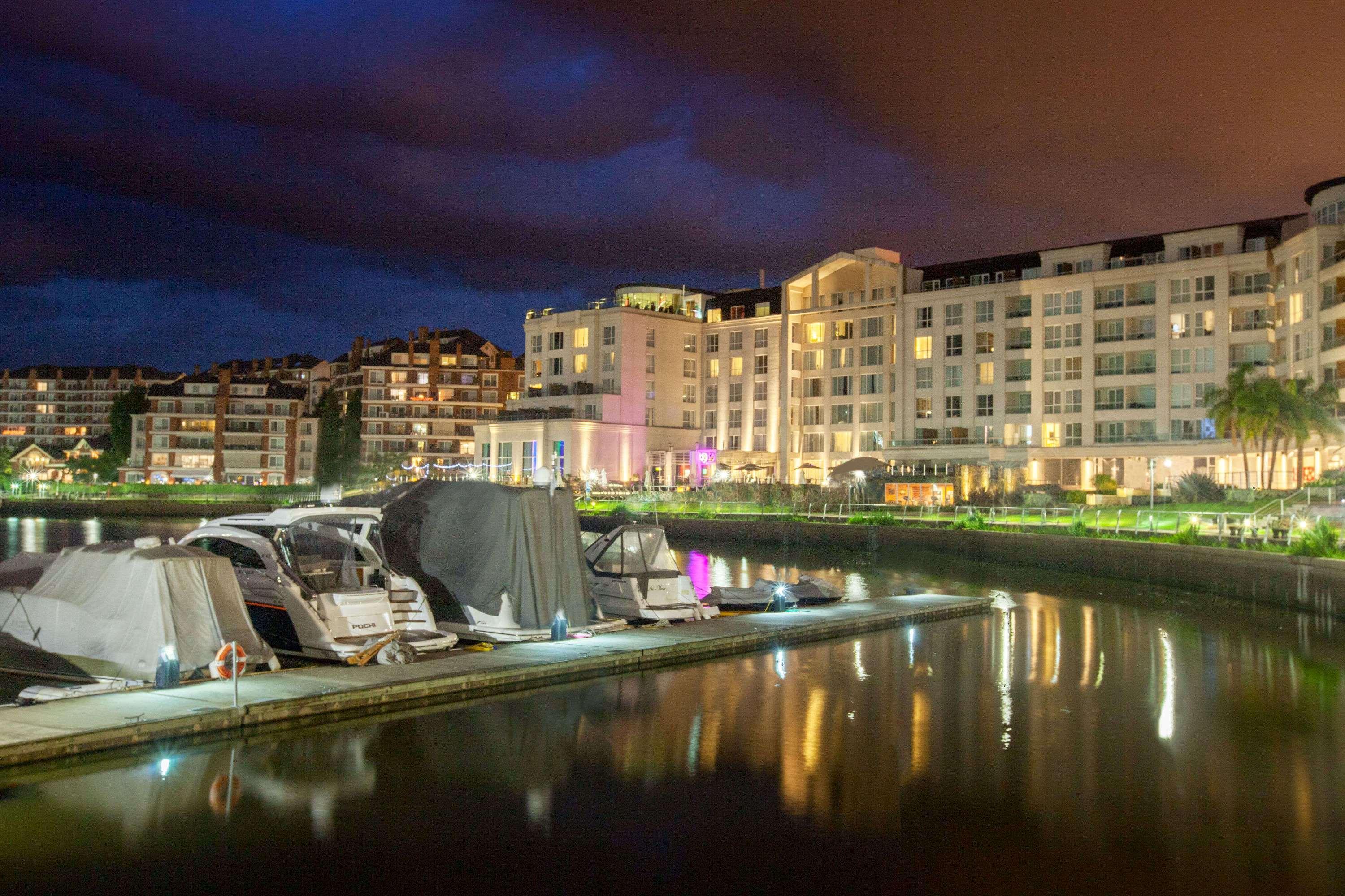 Hotel Wyndham Nordelta Tigre - Buenos Aires Zewnętrze zdjęcie Marina at night