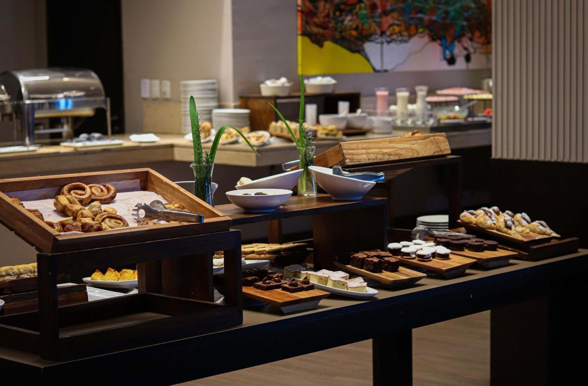Hotel Wyndham Nordelta Tigre - Buenos Aires Zewnętrze zdjęcie A dessert buffet