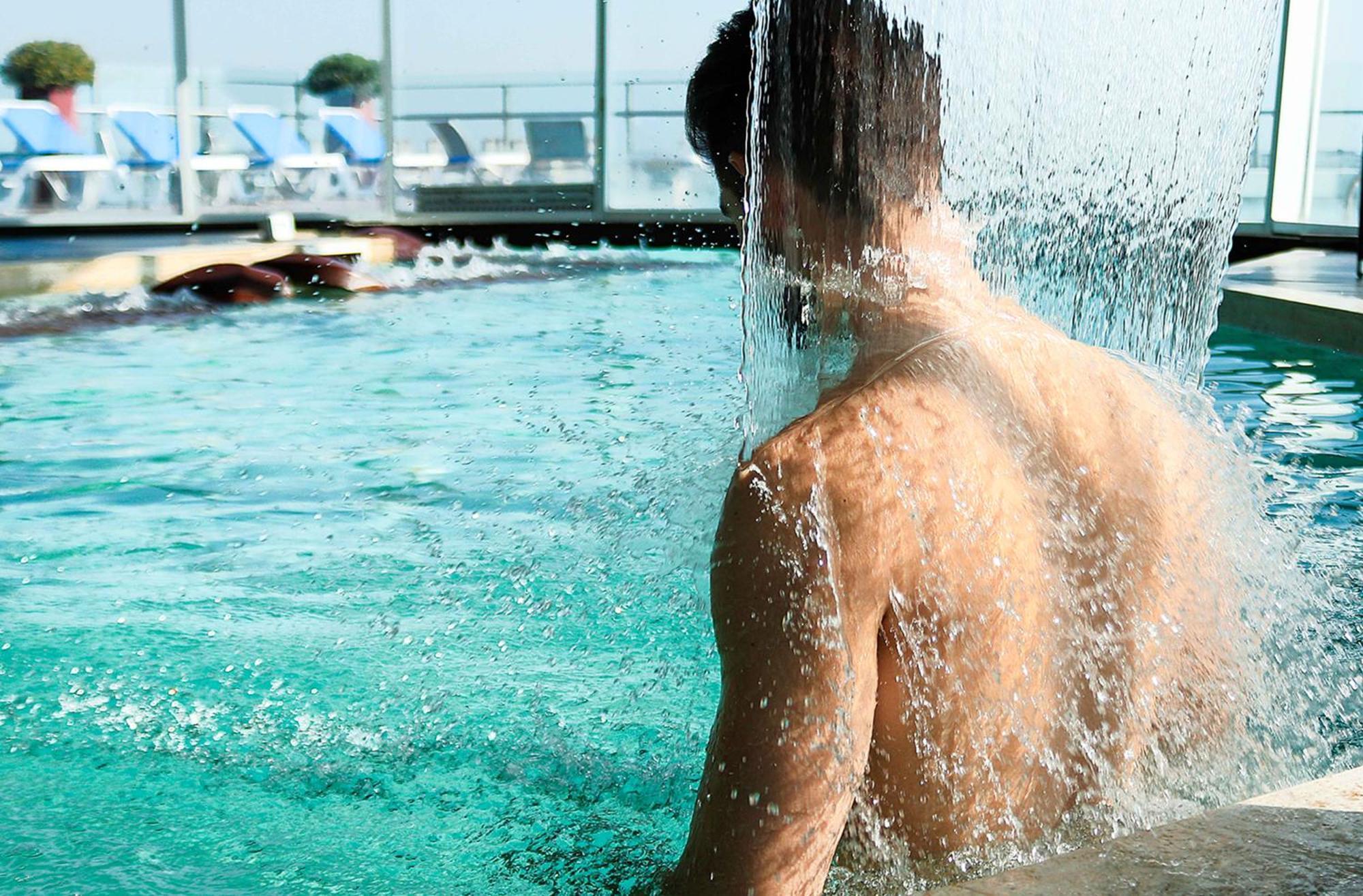 Hotel Wyndham Nordelta Tigre - Buenos Aires Zewnętrze zdjęcie A man in a swimming pool